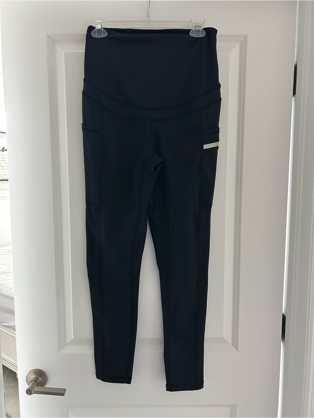 Maacie maternity High-Waist Black Athletic Leggings w Side Pockets hardly worn